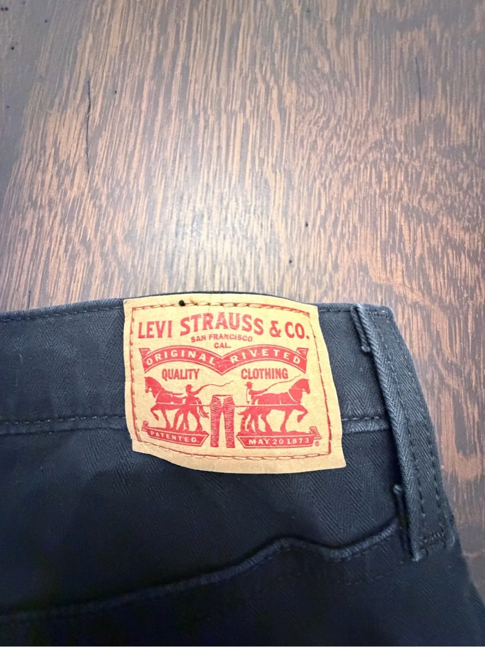 Levis sleek black